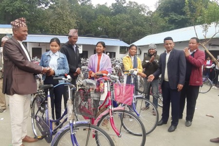 छात्रालाई उच्च शिक्षामा आकर्षित गर्न नि:शुल्क साइकल वितरण